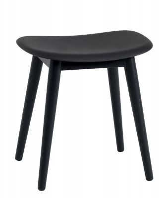 Schwarzer Fiber Stool Hocker von Muuto mit vier Holzbeinen und geformter Sitzfläche.